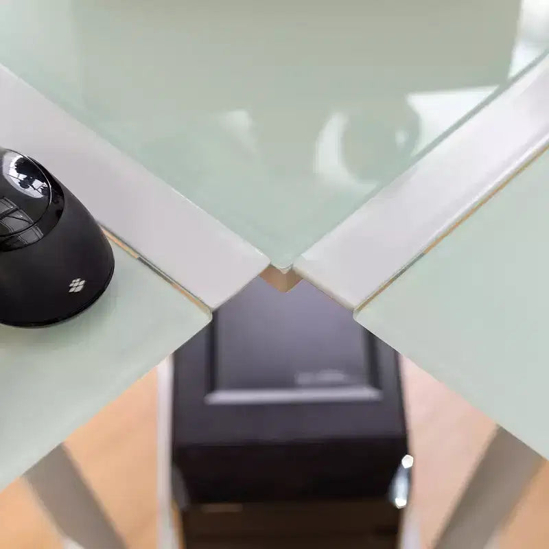 Scrivania per computer in vetro a L con telaio a X