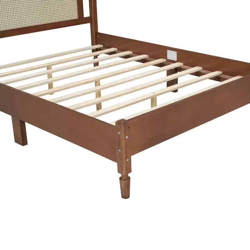 Letto a piattaforma matrimoniale in legno con testiera in rattan