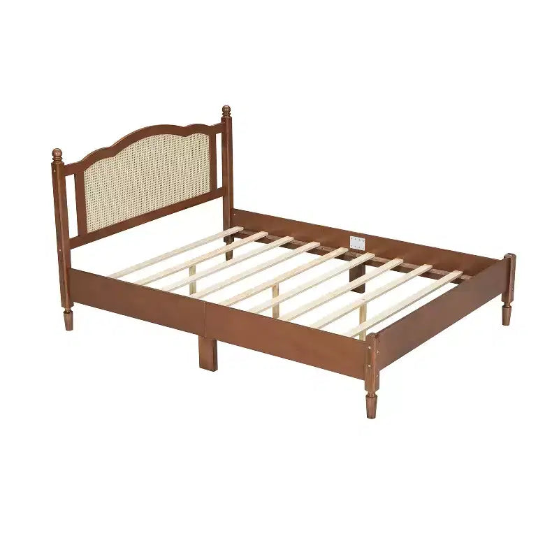 Letto a piattaforma matrimoniale in legno con testiera in rattan