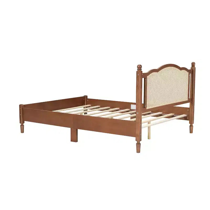 Letto a piattaforma matrimoniale in legno con testiera in rattan