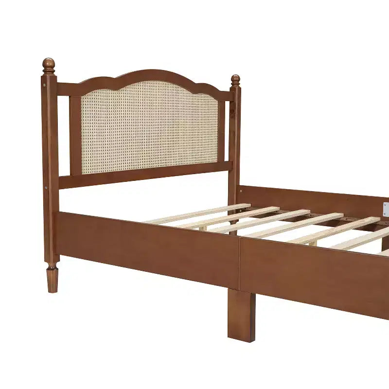 Letto a piattaforma matrimoniale in legno con testiera in rattan